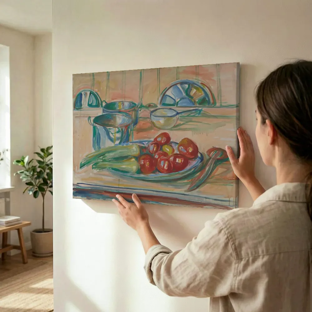 Sfeerimpressie: Stilleven met tomaten, prei en pannen van Edvard Munch terwijl het wordt opgehangen