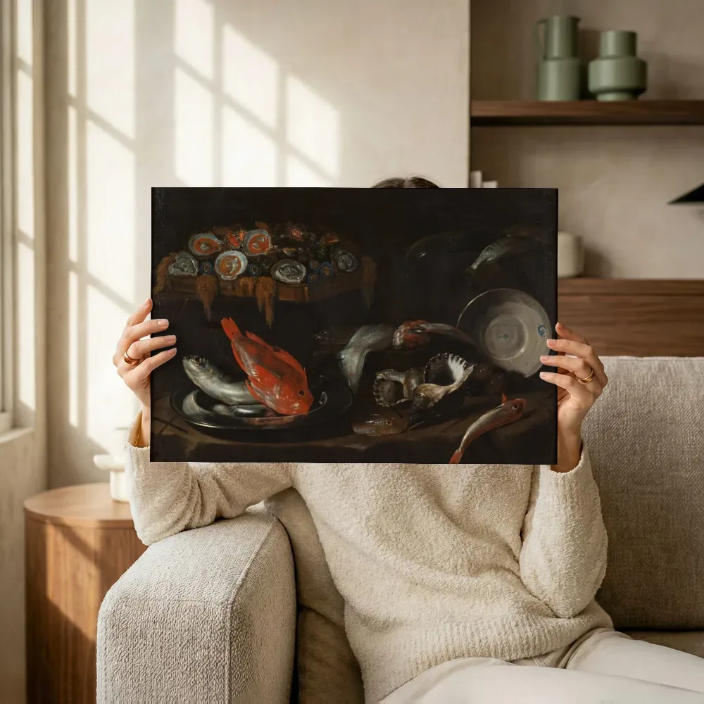 Sfeerimpressie: Stilleven met vis en oesters van Giovanni Battista Recco terwijl het omhoog wordt gehouden