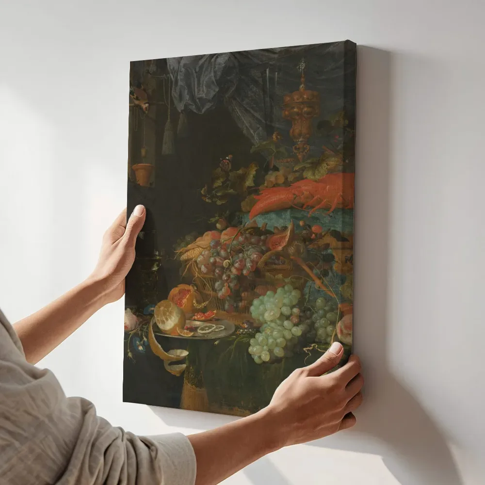 Sfeerimpressie: Stilleven met vruchten en een puttertje terwijl het aan de muur wordt gehangen