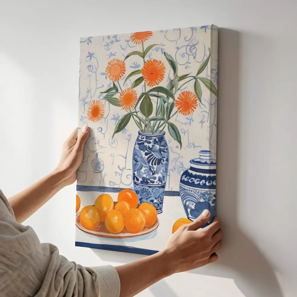Sfeerimpressie: Stilleven oranje dahlia's in blauwwitte vaas terwijl het aan de muur wordt gehangen