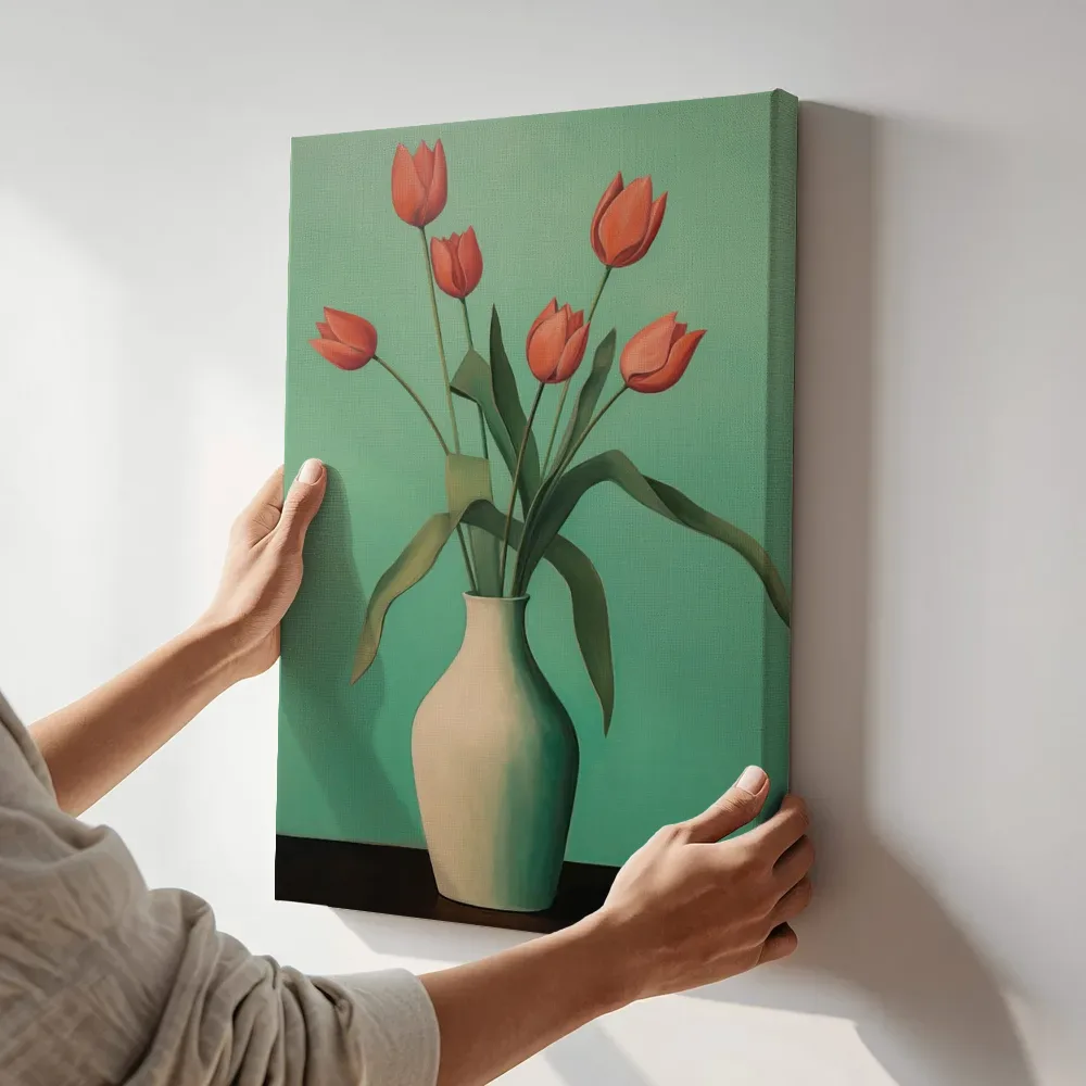 Sfeerimpressie: Stilleven rode tulpen in crème vaas terwijl het aan de muur wordt gehangen