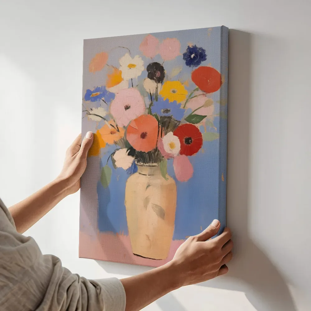 Sfeerimpressie: Stilleven taupe vaas met kleurrijk boeket terwijl het aan de muur wordt gehangen