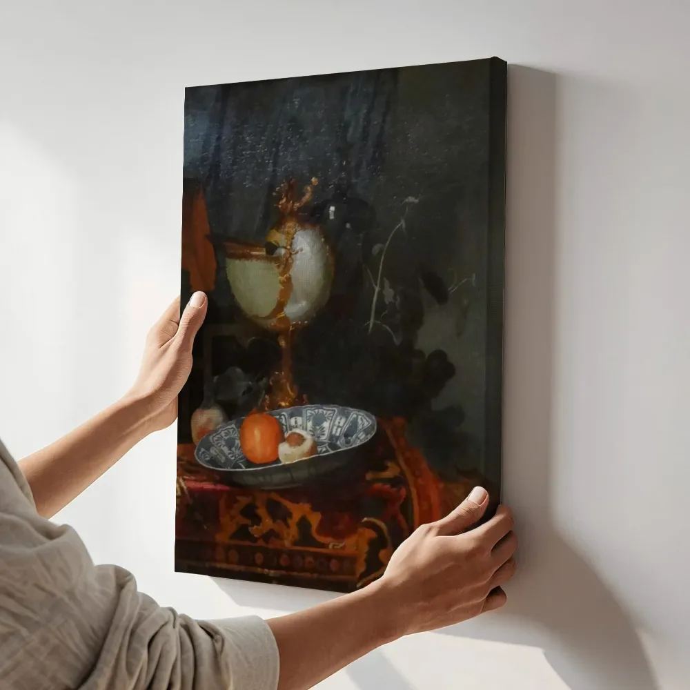 Sfeerimpressie: Stilleven van Adriaen van der Spelt terwijl het aan de muur wordt gehangen
