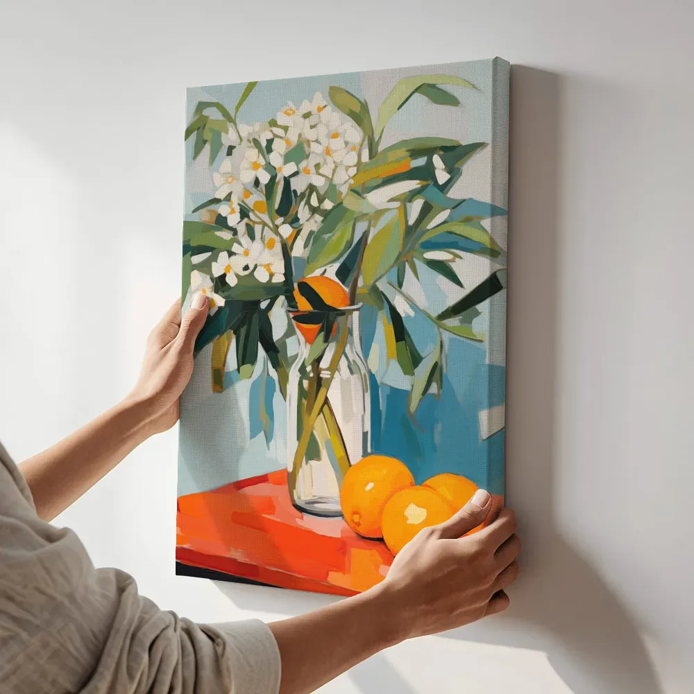 Sfeerimpressie: Stilleven witte bloemen met sinaasappels terwijl het aan de muur wordt gehangen