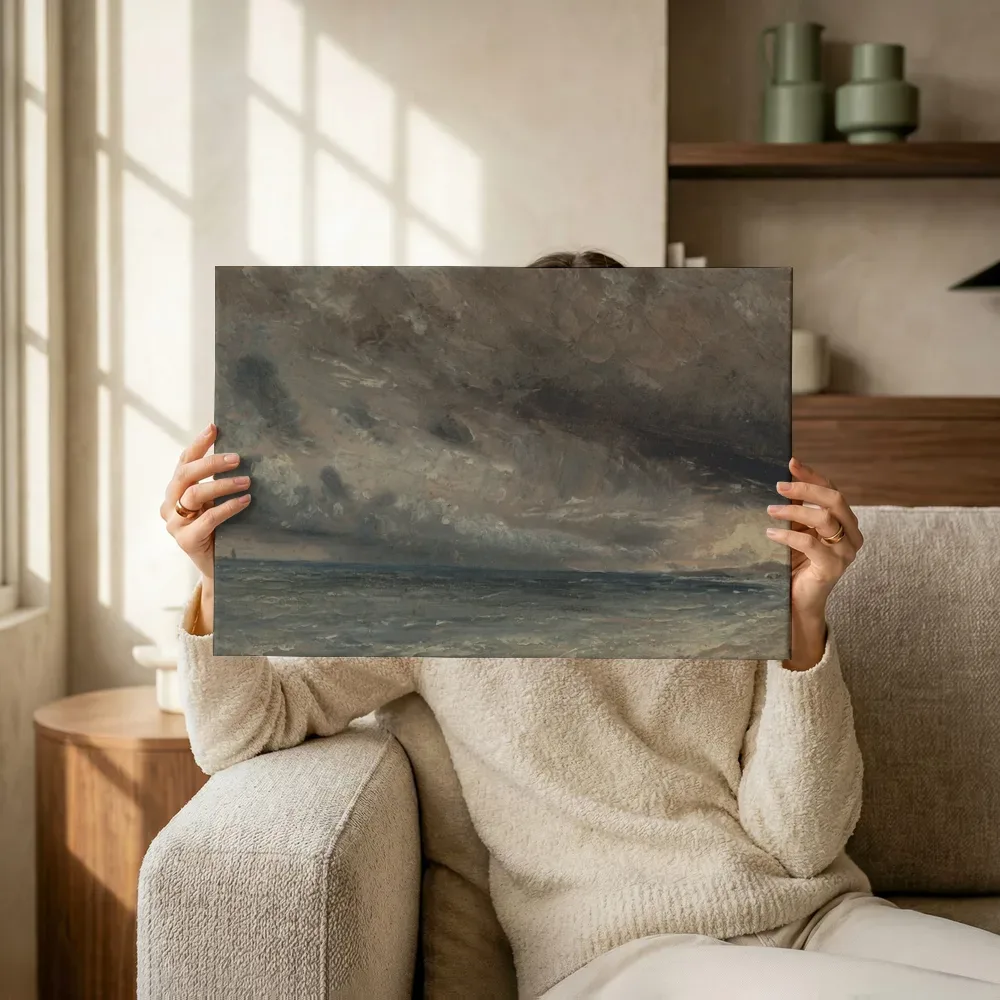 Sfeerimpressie: Stormachtige zee, Brighton van John Constable terwijl het omhoog wordt gehouden