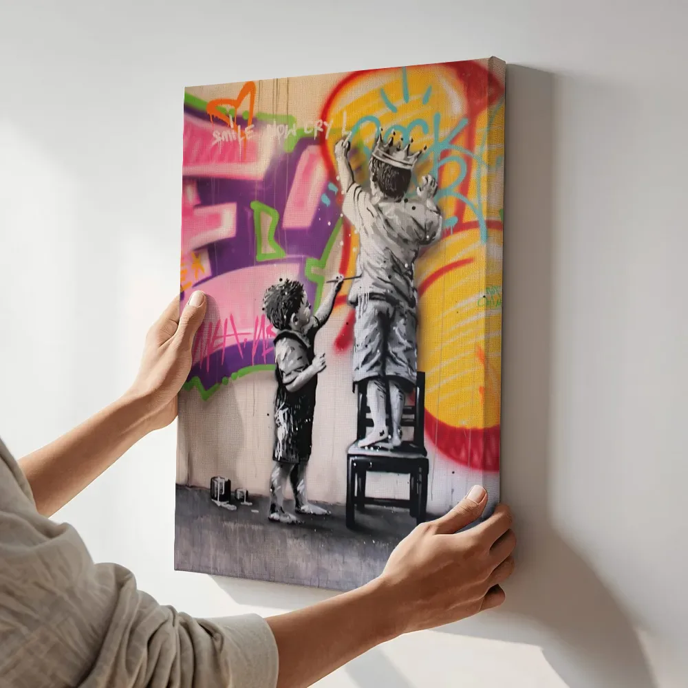 Sfeerimpressie: Straatkunst jongens met kroon terwijl het aan de muur wordt gehangen