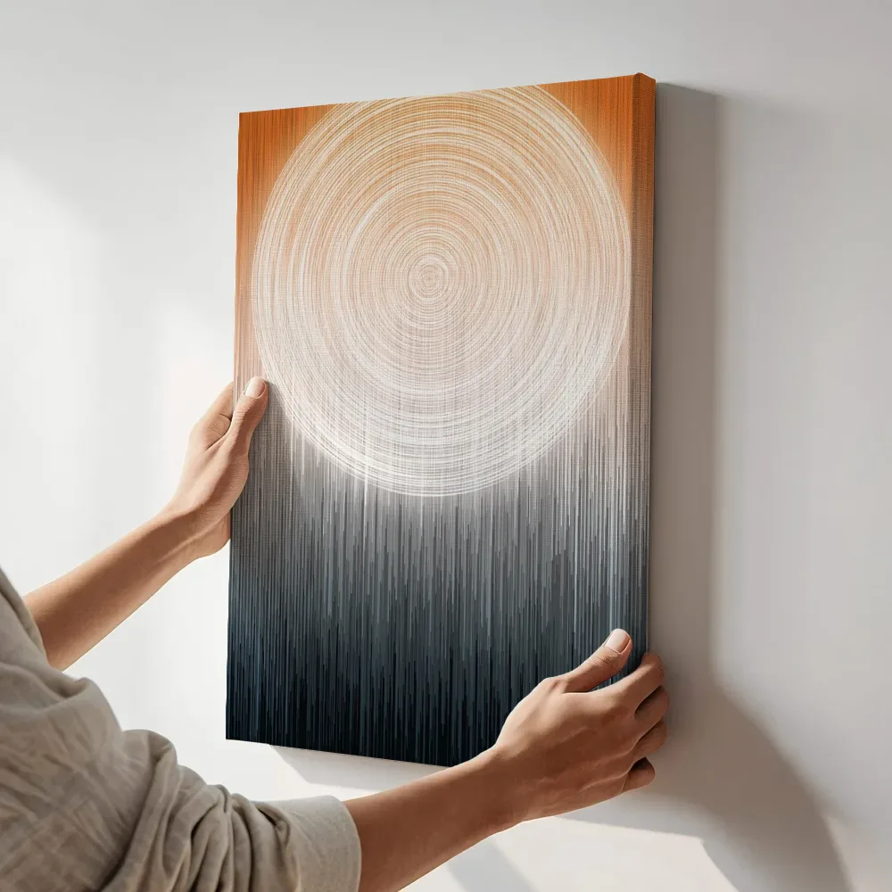 Sfeerimpressie: Stralende zonnecirkel in oranje en marineblauw terwijl het aan de muur wordt gehangen