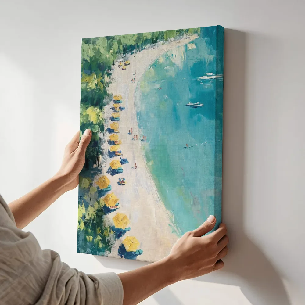 Sfeerimpressie: Strand met gele parasols terwijl het aan de muur wordt gehangen