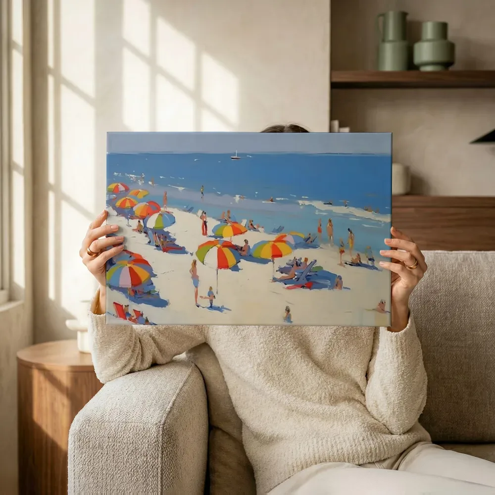 Sfeerimpressie: Strand met kleurrijke parasols terwijl het omhoog wordt gehouden