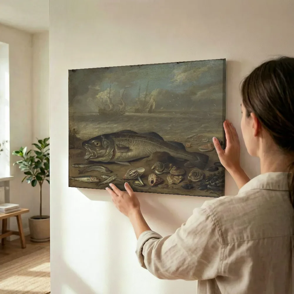 Sfeerimpressie: Strand met vissen en schelpen; in de achtergrond twee zeilschepen van Jan van Kessel the Elder terwijl het wordt opgehangen