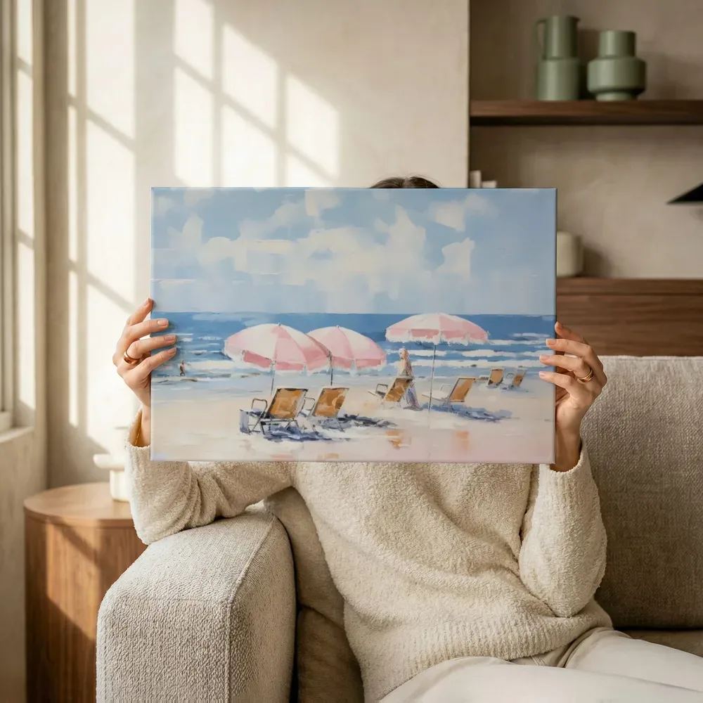 Sfeerimpressie: Strandstoelen met roze parasols terwijl het omhoog wordt gehouden