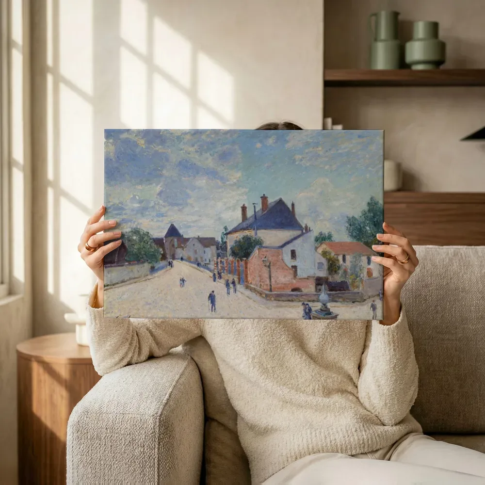 Sfeerimpressie: Straat in Moret van Alfred Sisley terwijl het omhoog wordt gehouden