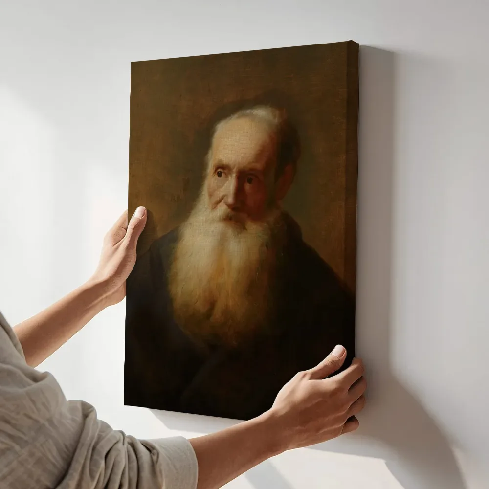 Sfeerimpressie: Studie van een oude man van Jan Lievens terwijl het aan de muur wordt gehangen