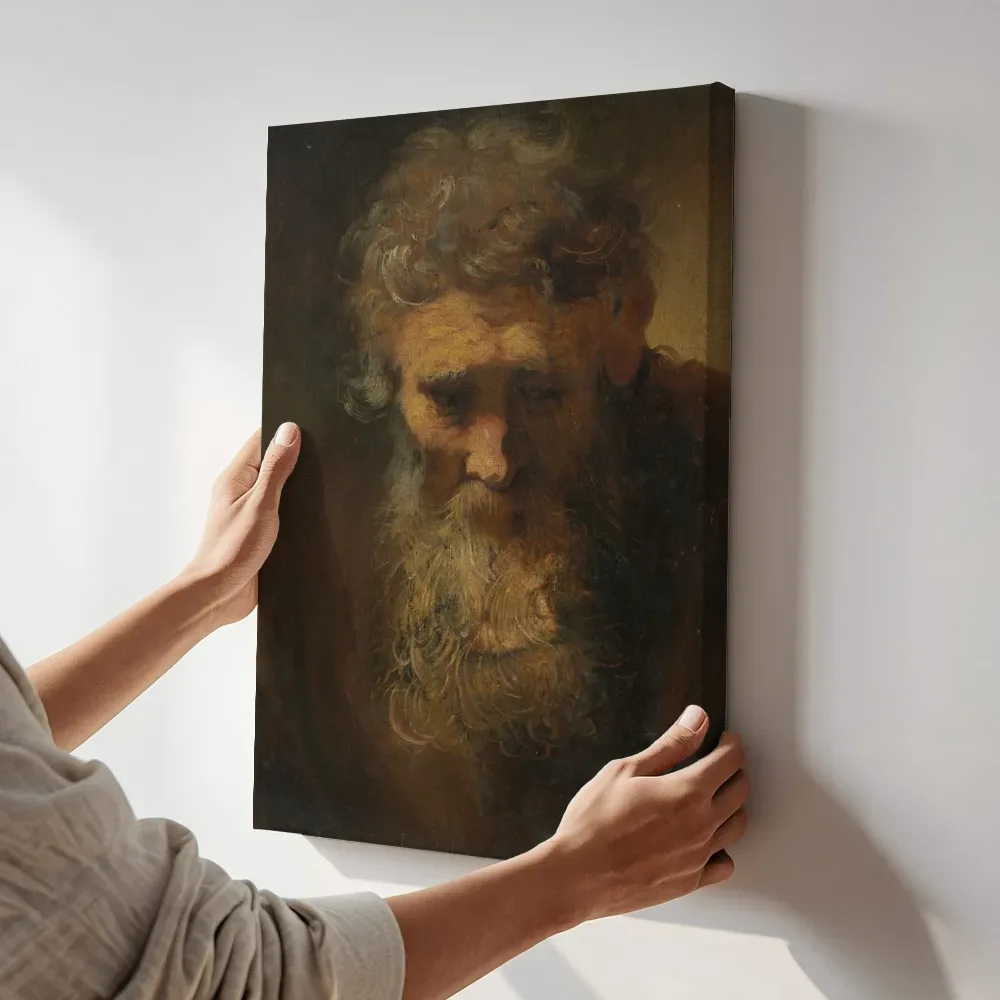 Sfeerimpressie: Studiekop van een oude man, Navolger van Rembrandt van Rijn terwijl het aan de muur wordt gehangen