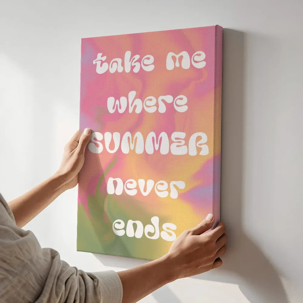 Sfeerimpressie: Summer never ends tekstposter terwijl het aan de muur wordt gehangen
