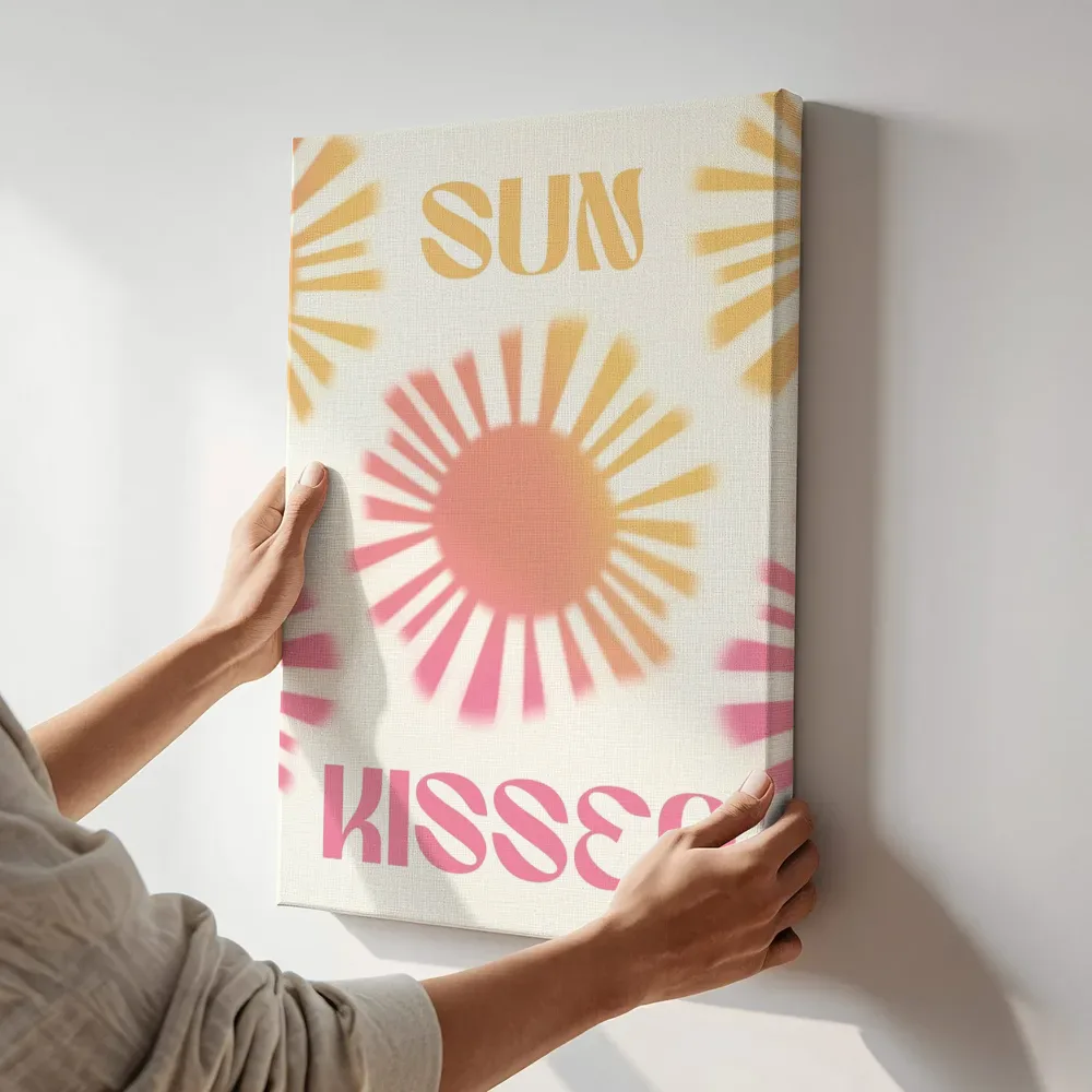 Sfeerimpressie: Sun kissed tekstposter terwijl het aan de muur wordt gehangen