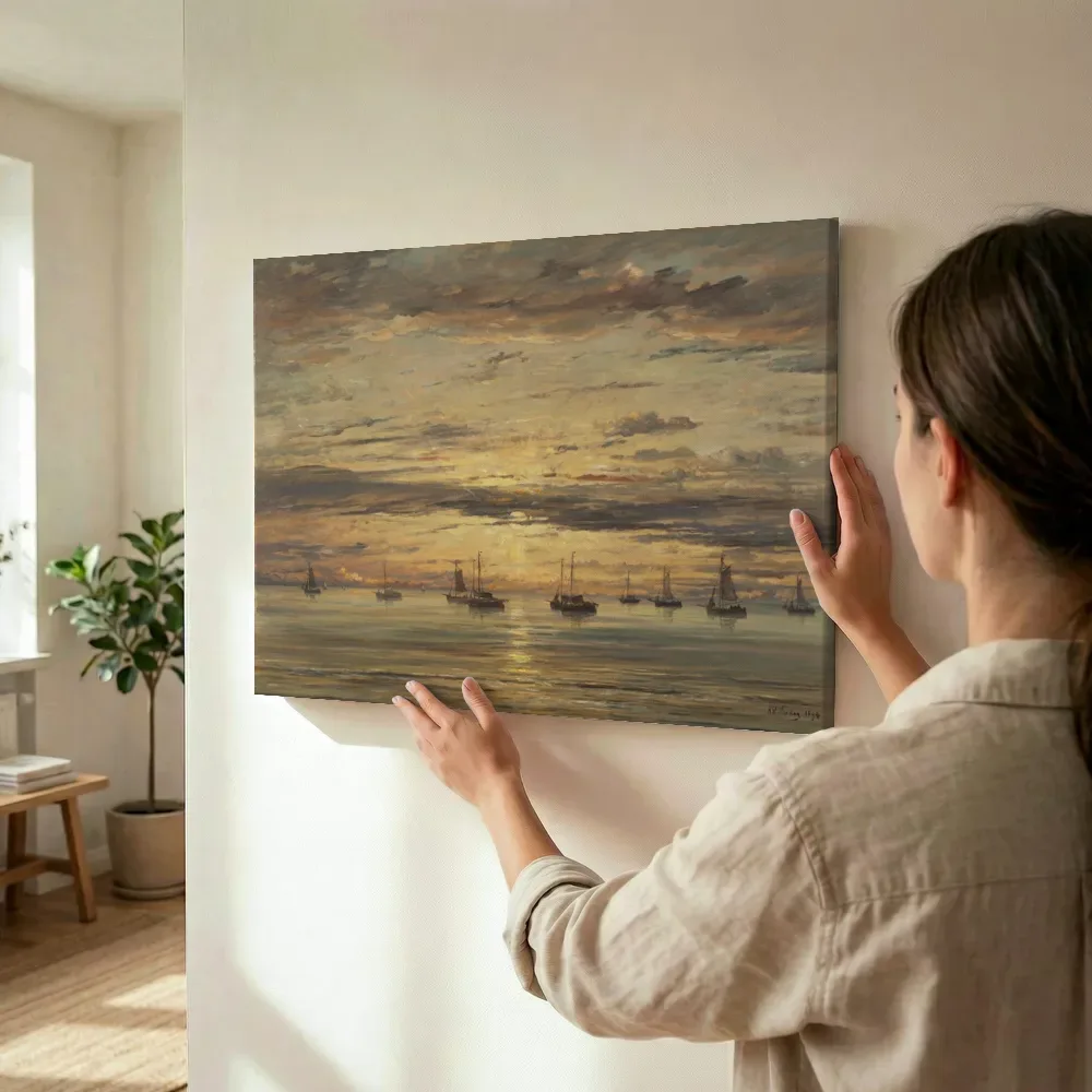 Sfeerimpressie: Zonsondergang bij Scheveningen, een vloot vissersschepen voor anker van Hendrik Willem Mesdag terwijl het wordt opgehangen