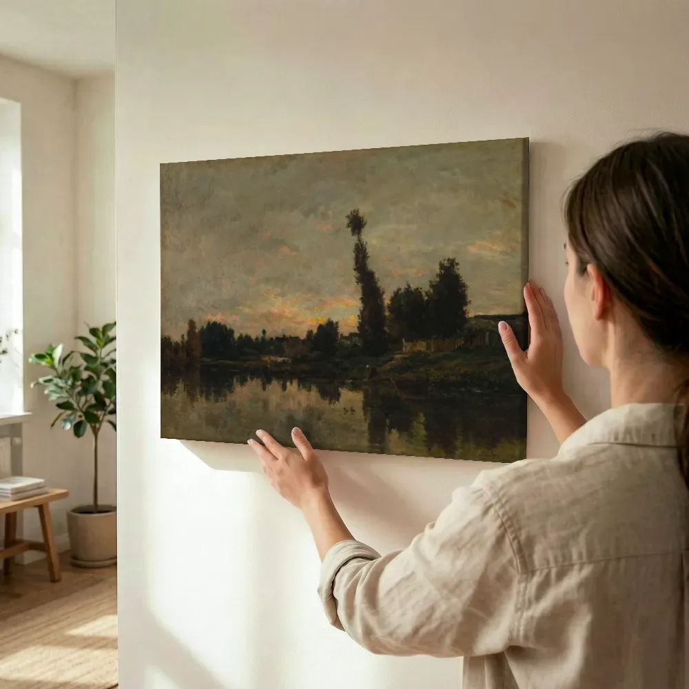 Sfeerimpressie: Zonsondergang aan de Oise van Charles-Francois Daubigny terwijl het wordt opgehangen