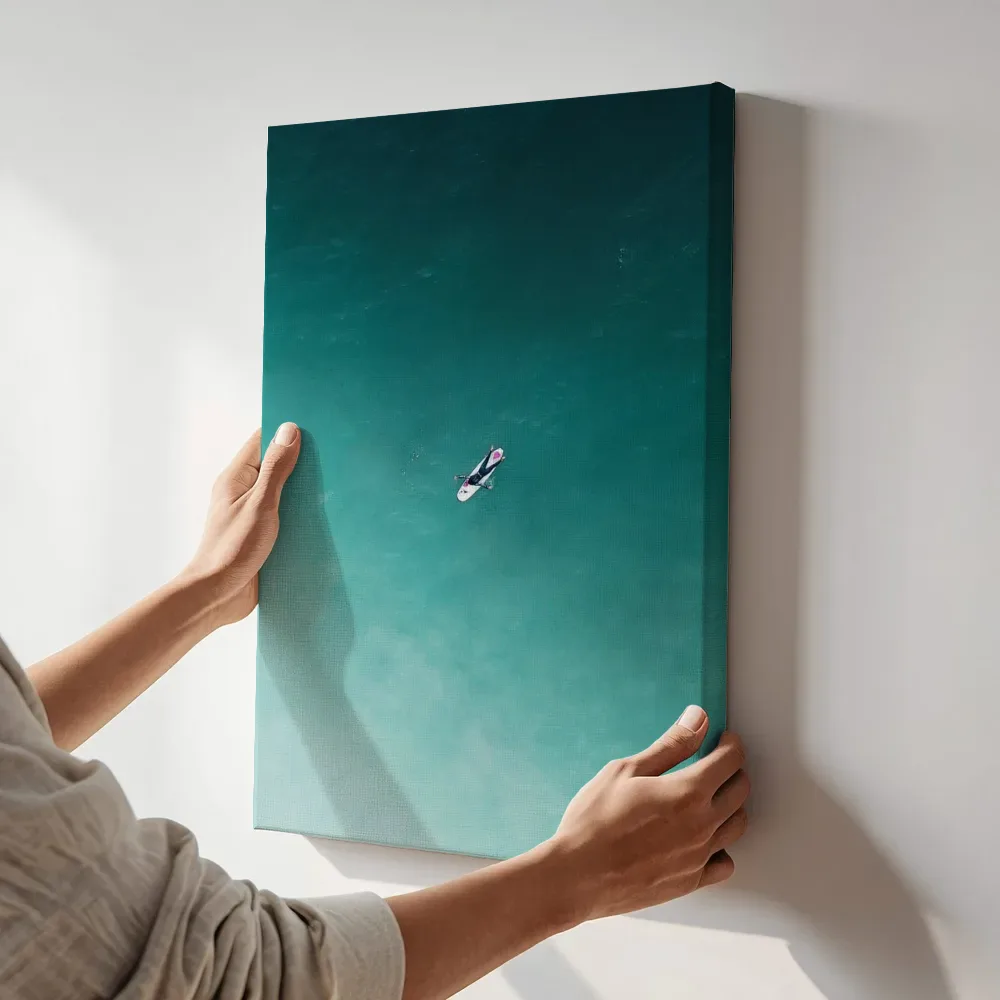Sfeerimpressie: Surfer drijvend op zee terwijl het aan de muur wordt gehangen