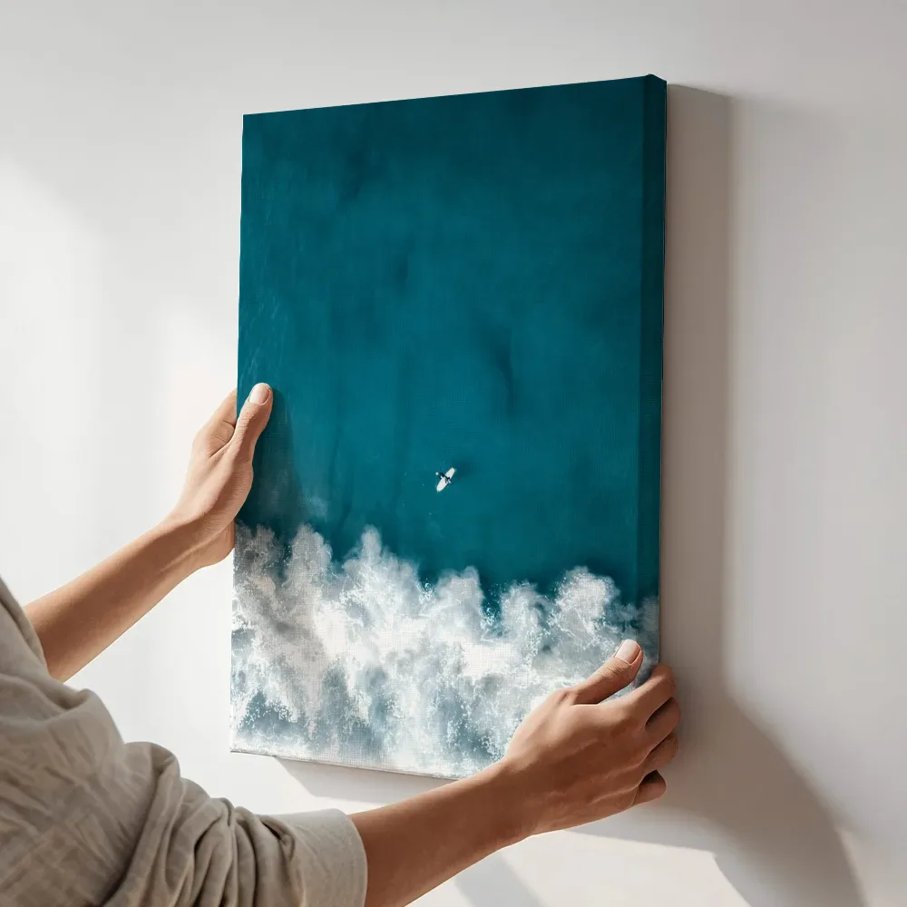 Sfeerimpressie: Surfer in diepblauwe zee terwijl het aan de muur wordt gehangen