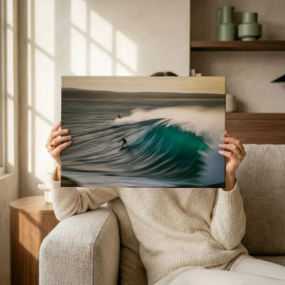 Sfeerimpressie: Surfers op een krachtige golf terwijl het omhoog wordt gehouden