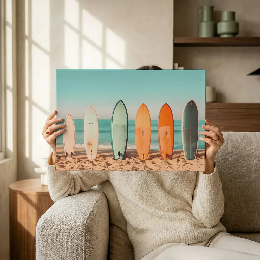 Sfeerimpressie: Surfplanken op het strand terwijl het omhoog wordt gehouden