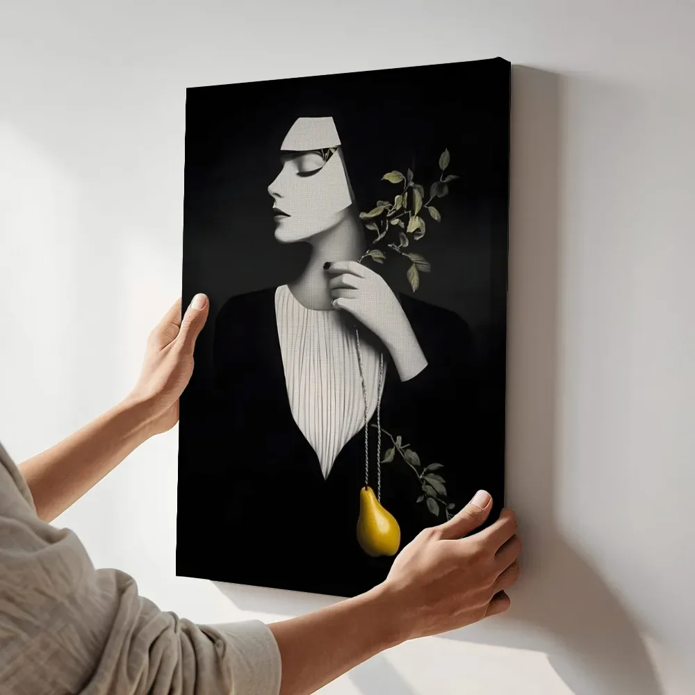 Sfeerimpressie: Surrealistisch figuur met peer terwijl het aan de muur wordt gehangen