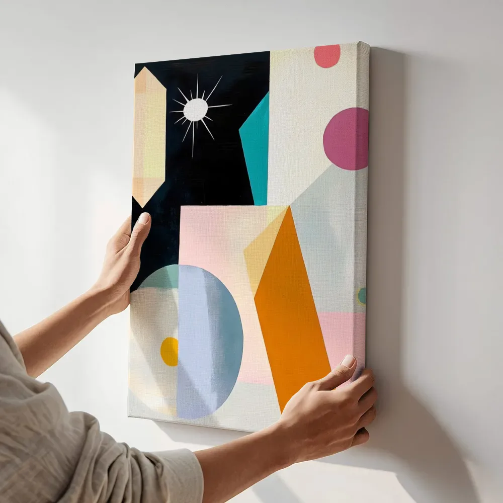 Sfeerimpressie: Surrealistische compositie met ster en cirkels terwijl het aan de muur wordt gehangen