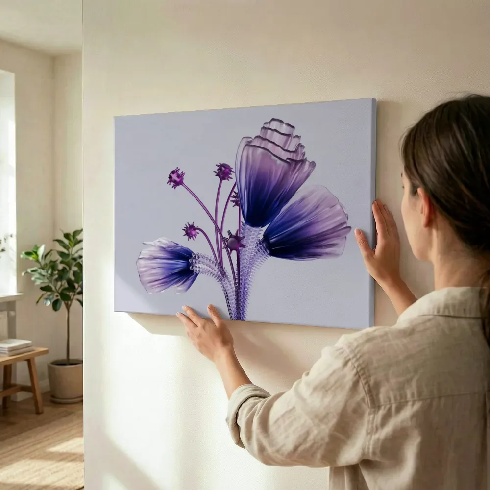 Sfeerimpressie: Surrealistische glazen bloemen in paars terwijl het wordt opgehangen