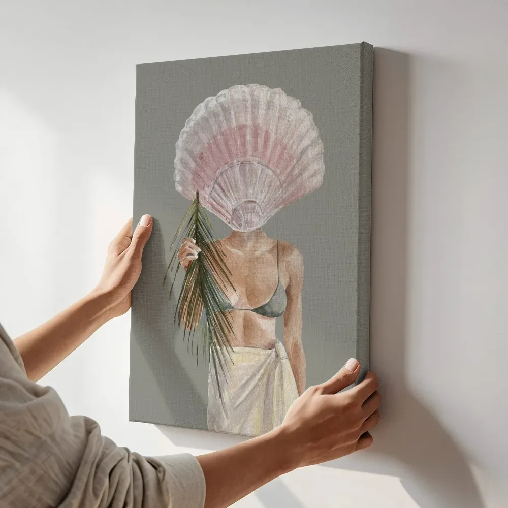 Sfeerimpressie: Surrealistische figuur met schelp terwijl het aan de muur wordt gehangen