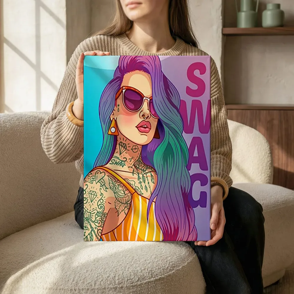 Sfeerimpressie: Swag vrouw met tatoeages terwijl het zittend wordt getoond