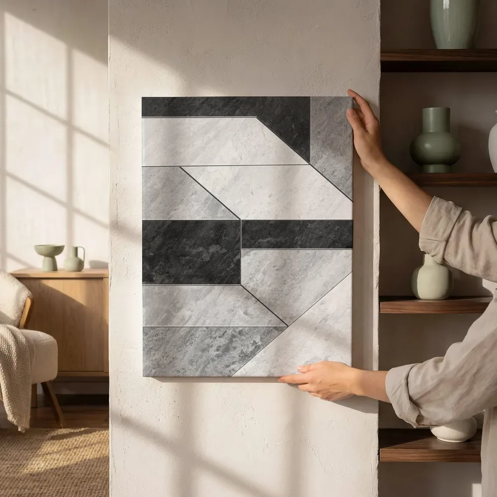 Sfeerimpressie: Symmetrische marmeren tangram in grijs en zwart naast de kast