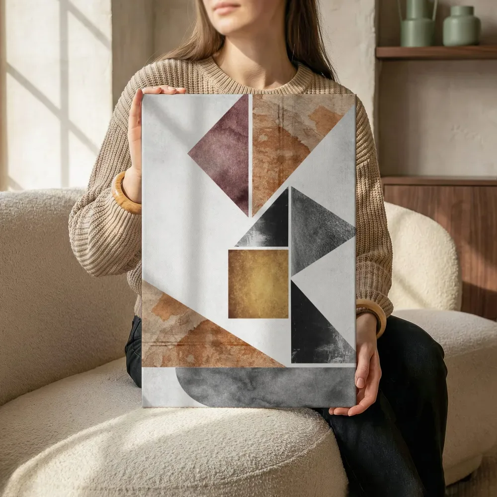 Sfeerimpressie: Tangram compositie in terracotta en goud terwijl het zittend wordt getoond