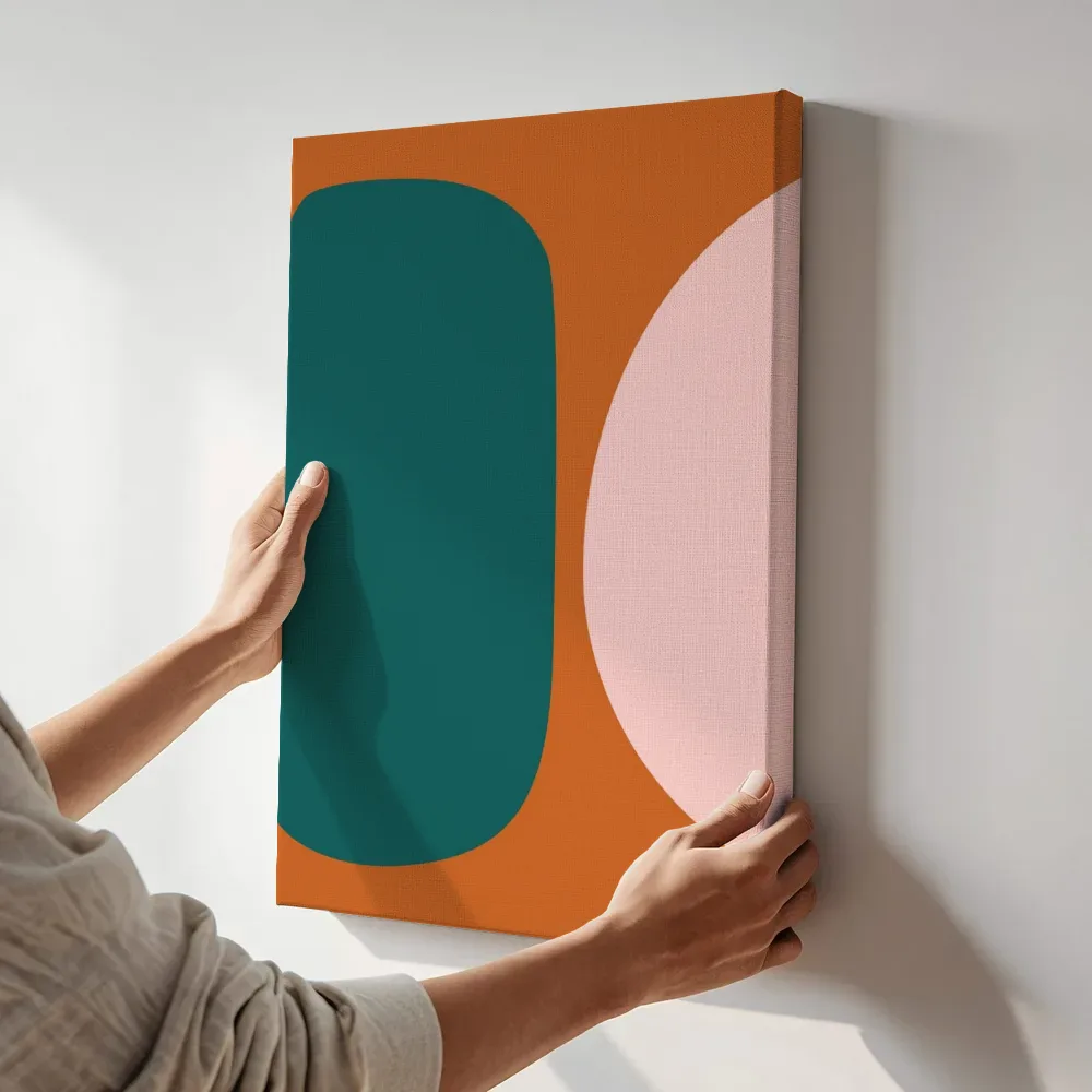 Sfeerimpressie: Teal en roze vormen terwijl het aan de muur wordt gehangen