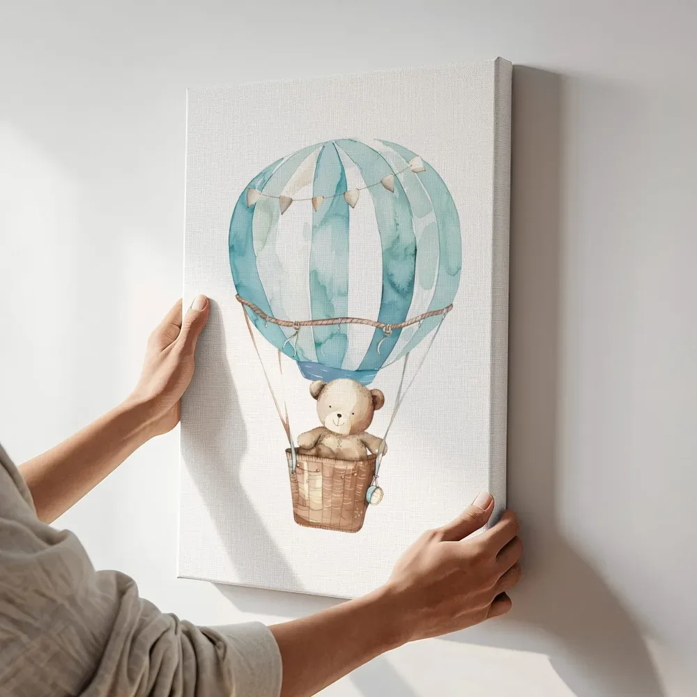 Sfeerimpressie: Teddybeer in luchtballon terwijl het aan de muur wordt gehangen