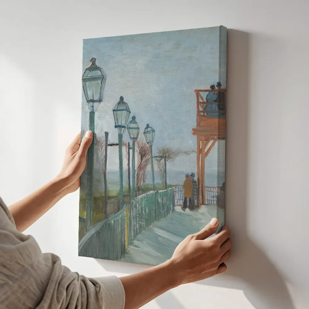 Sfeerimpressie: Terras bij de Moulin de Blute-Fin, Montmartre van Vincent van Gogh terwijl het aan de muur wordt gehangen