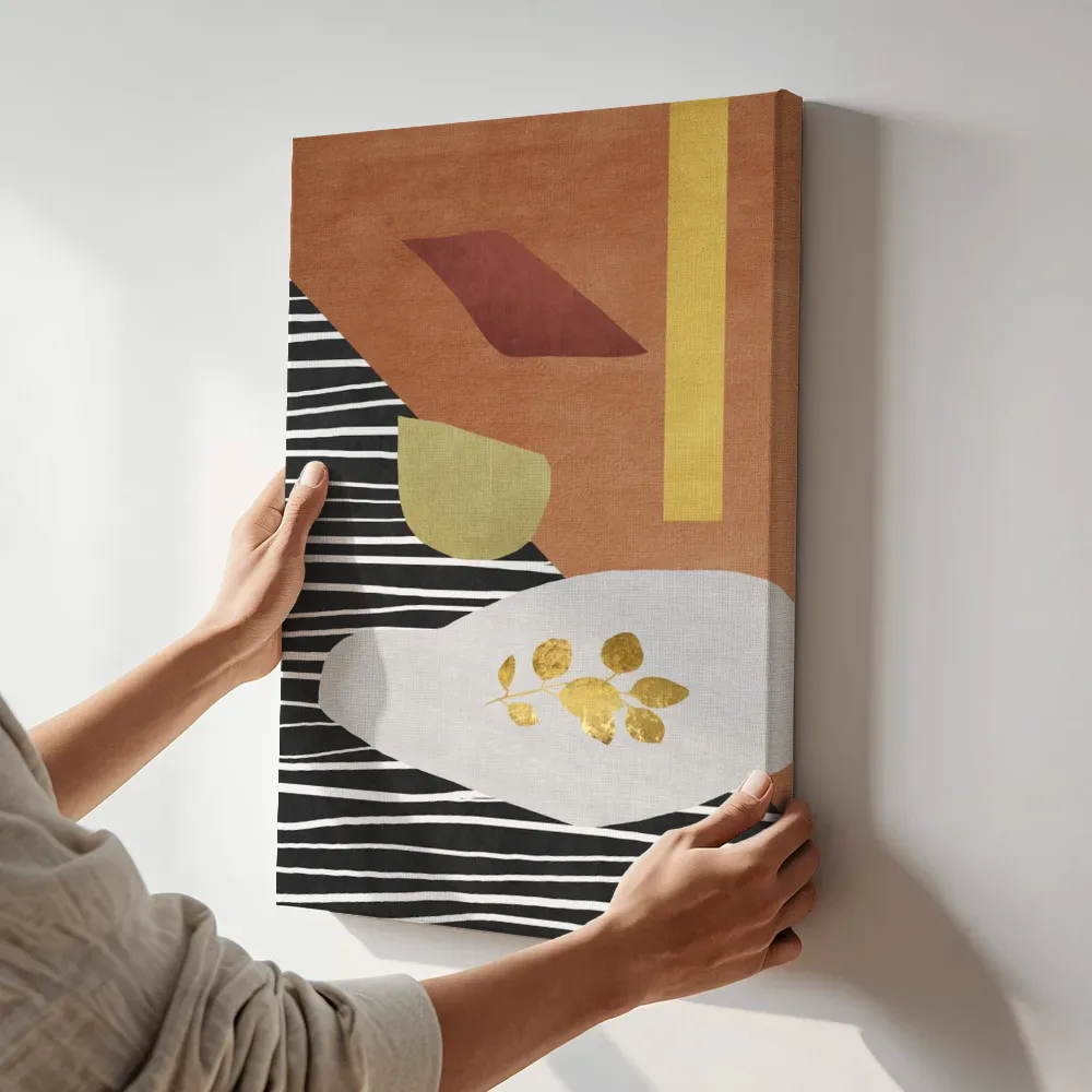Sfeerimpressie: Terracotta compositie met gouden bladtak terwijl het aan de muur wordt gehangen