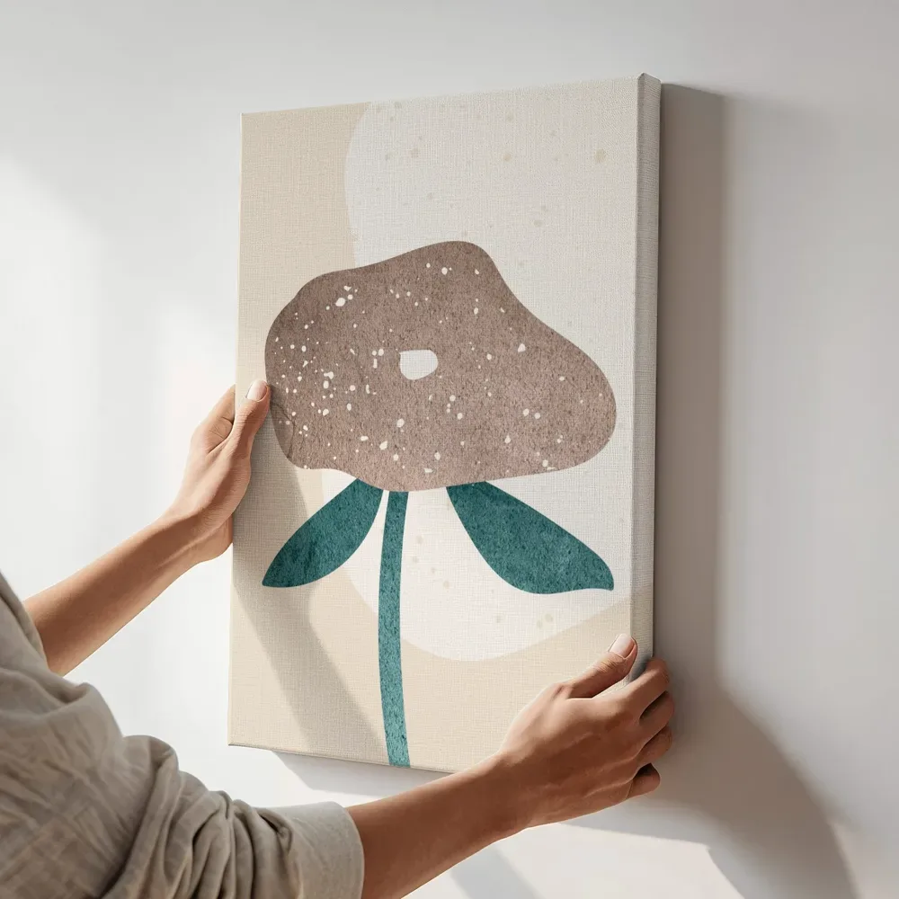 Sfeerimpressie: Terrazzo bloem in teal en taupe terwijl het aan de muur wordt gehangen