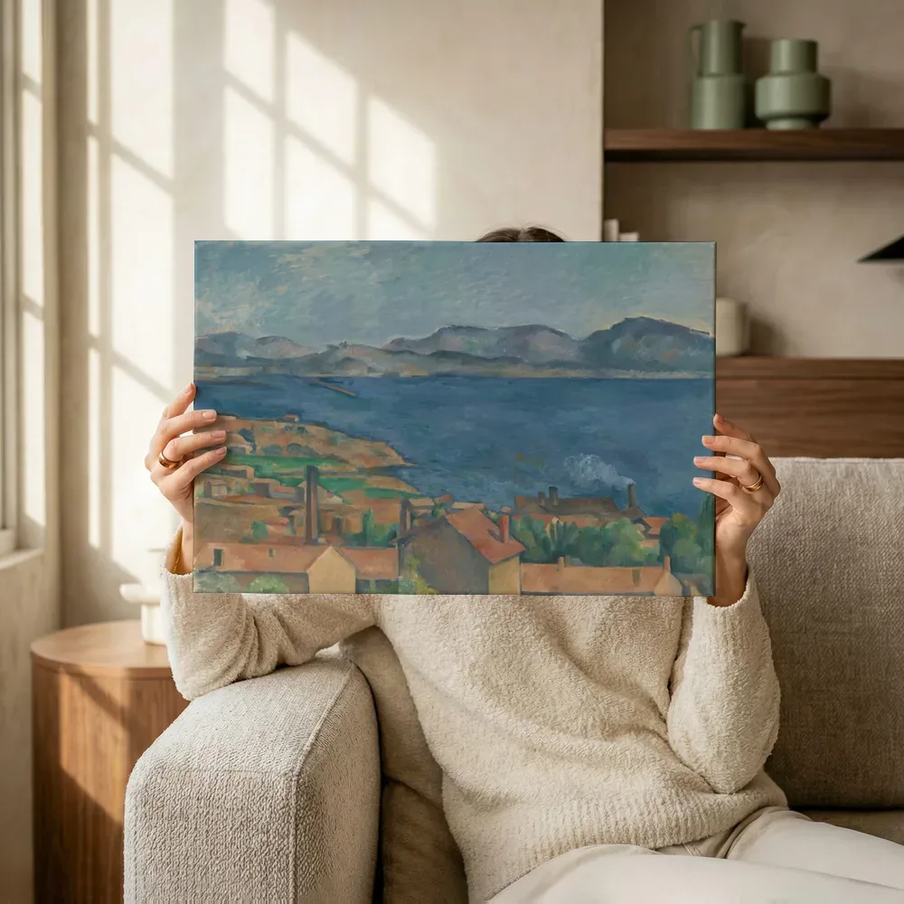 Sfeerimpressie: De baai van Marseille, gezien vanaf L'Estaque van Paul Cezanne terwijl het omhoog wordt gehouden
