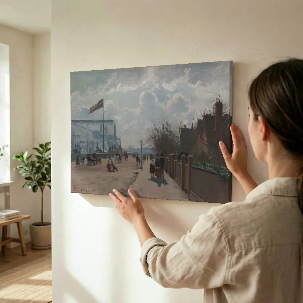Sfeerimpressie: Het Crystal Palace van Camille Pissarro terwijl het wordt opgehangen