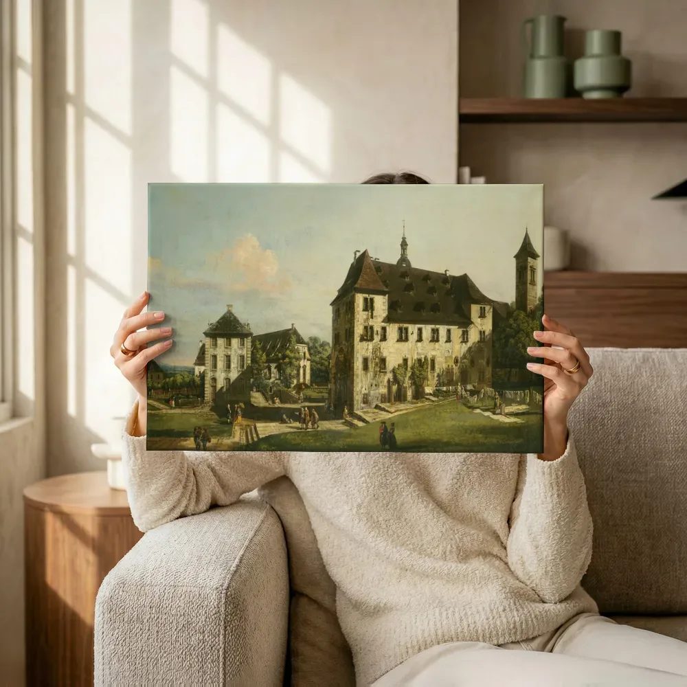 Sfeerimpressie: De vesting Königstein: binnenplaats met de Magdalenenburg van Bernardo Bellotto terwijl het omhoog wordt gehouden