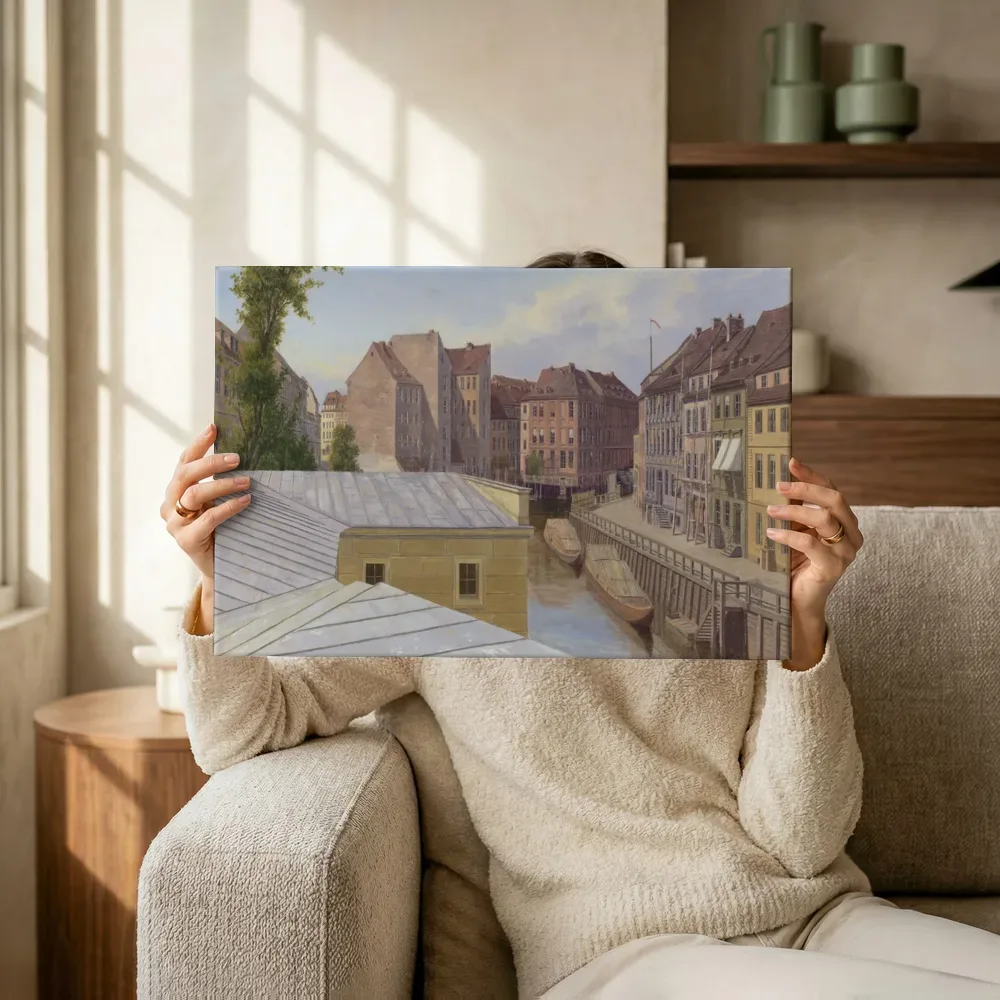 Sfeerimpressie: De Friedrichsgracht, Berlijn van Eduard Gaertner terwijl het omhoog wordt gehouden