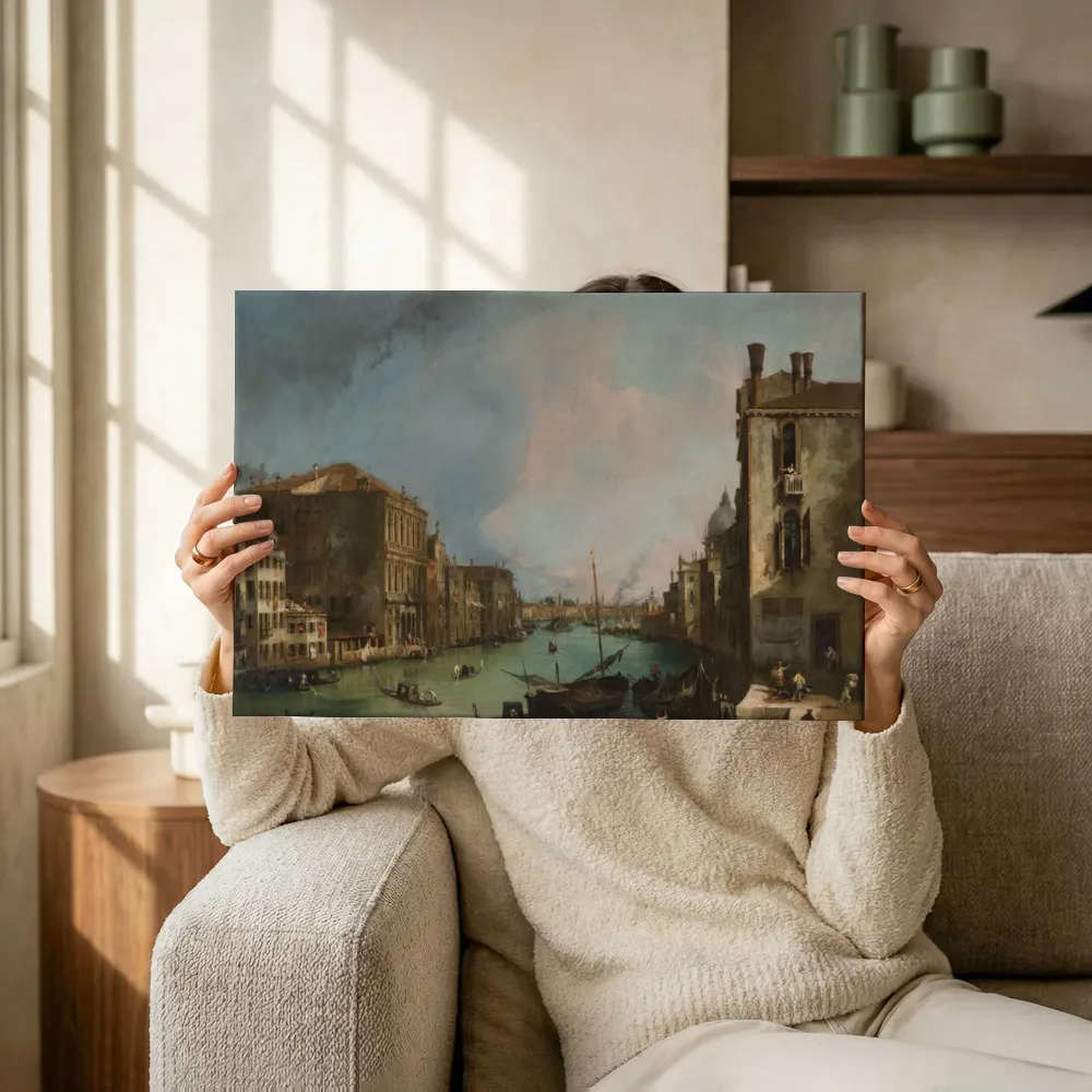 Sfeerimpressie: Het Canal Grande in Venetië met de Rialtobrug van Canaletto terwijl het omhoog wordt gehouden