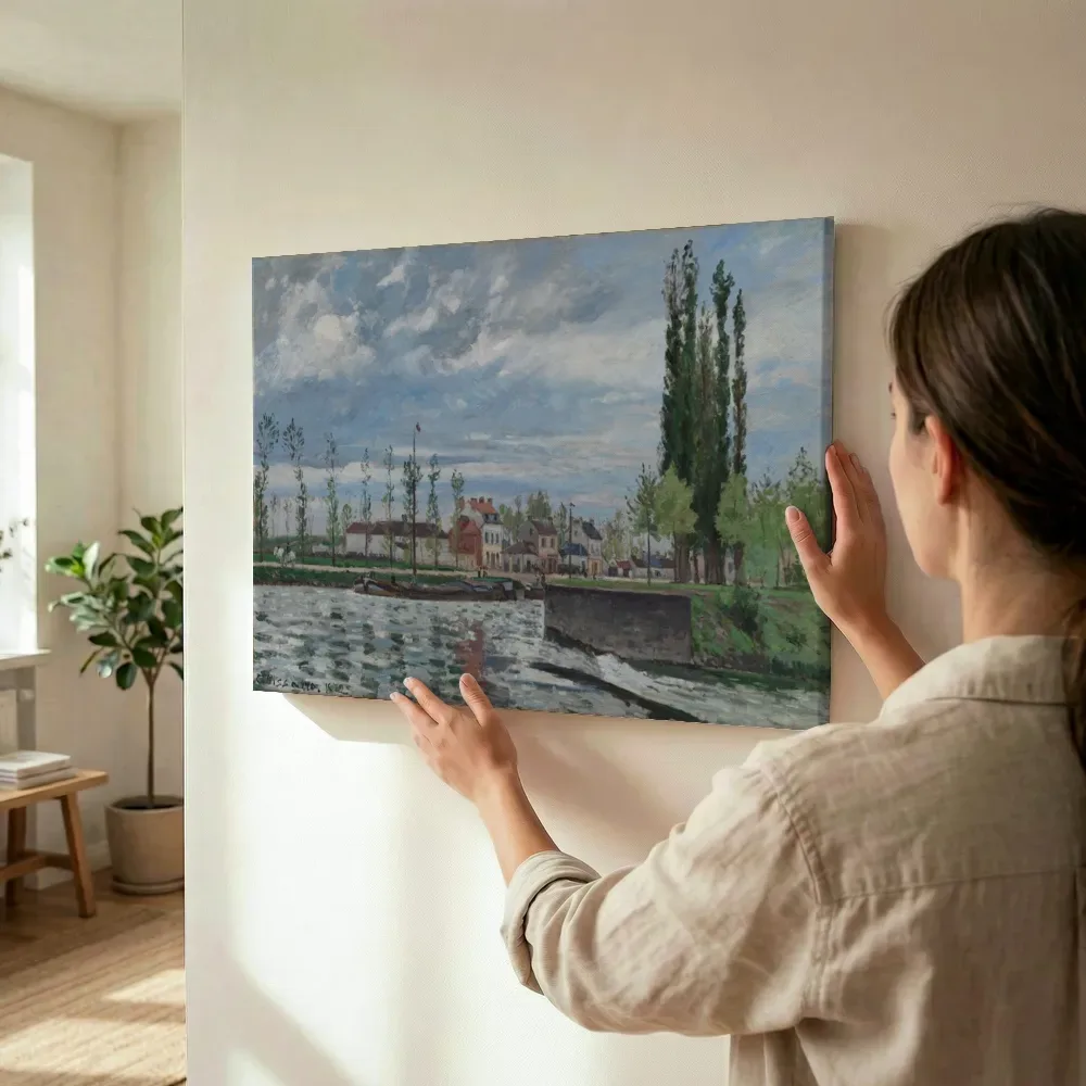 Sfeerimpressie: De sluis bij Pontoise van Camille Pissarro terwijl het wordt opgehangen