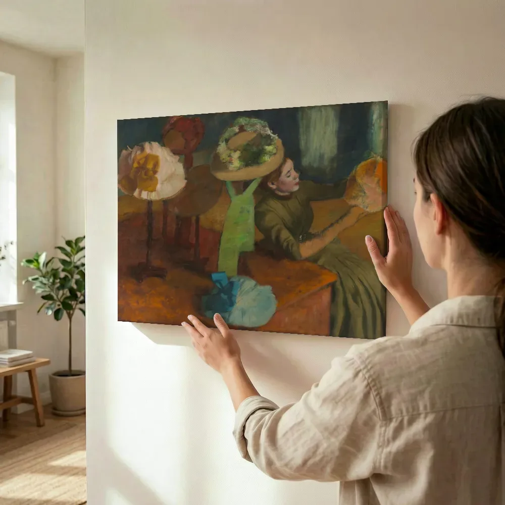 Sfeerimpressie: De hoedenwinkel van Edgar Degas terwijl het wordt opgehangen