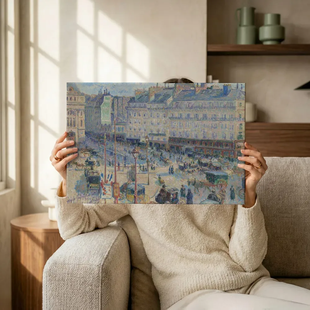 Sfeerimpressie: De Place du Havre, Parijs van Camille Pissarro terwijl het omhoog wordt gehouden