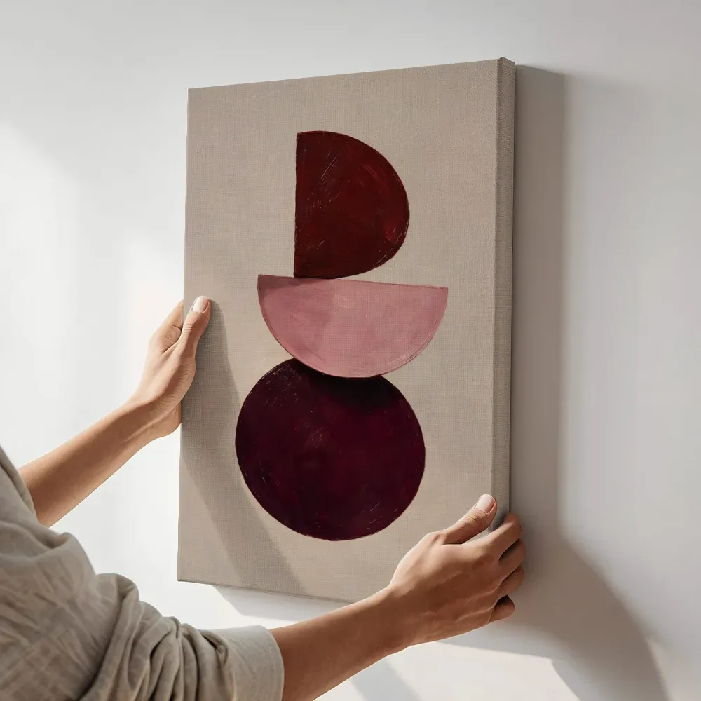 Sfeerimpressie: Totem Geometric Earth in bordeaux terwijl het aan de muur wordt gehangen