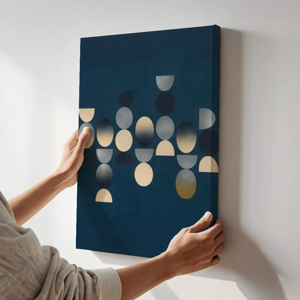 Sfeerimpressie: Totem Geometric Earth in grafietgrijs terwijl het aan de muur wordt gehangen