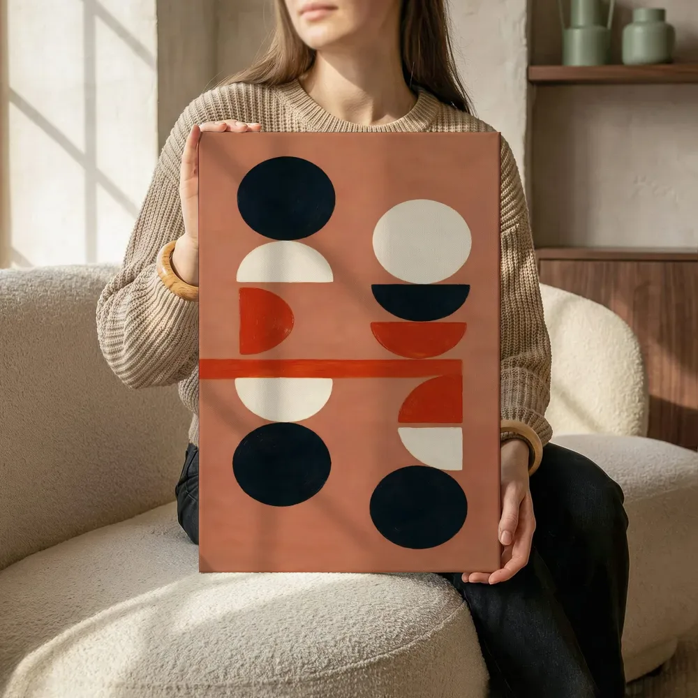 Sfeerimpressie: Totem Geometric Earth in inktzwart terwijl het zittend wordt getoond