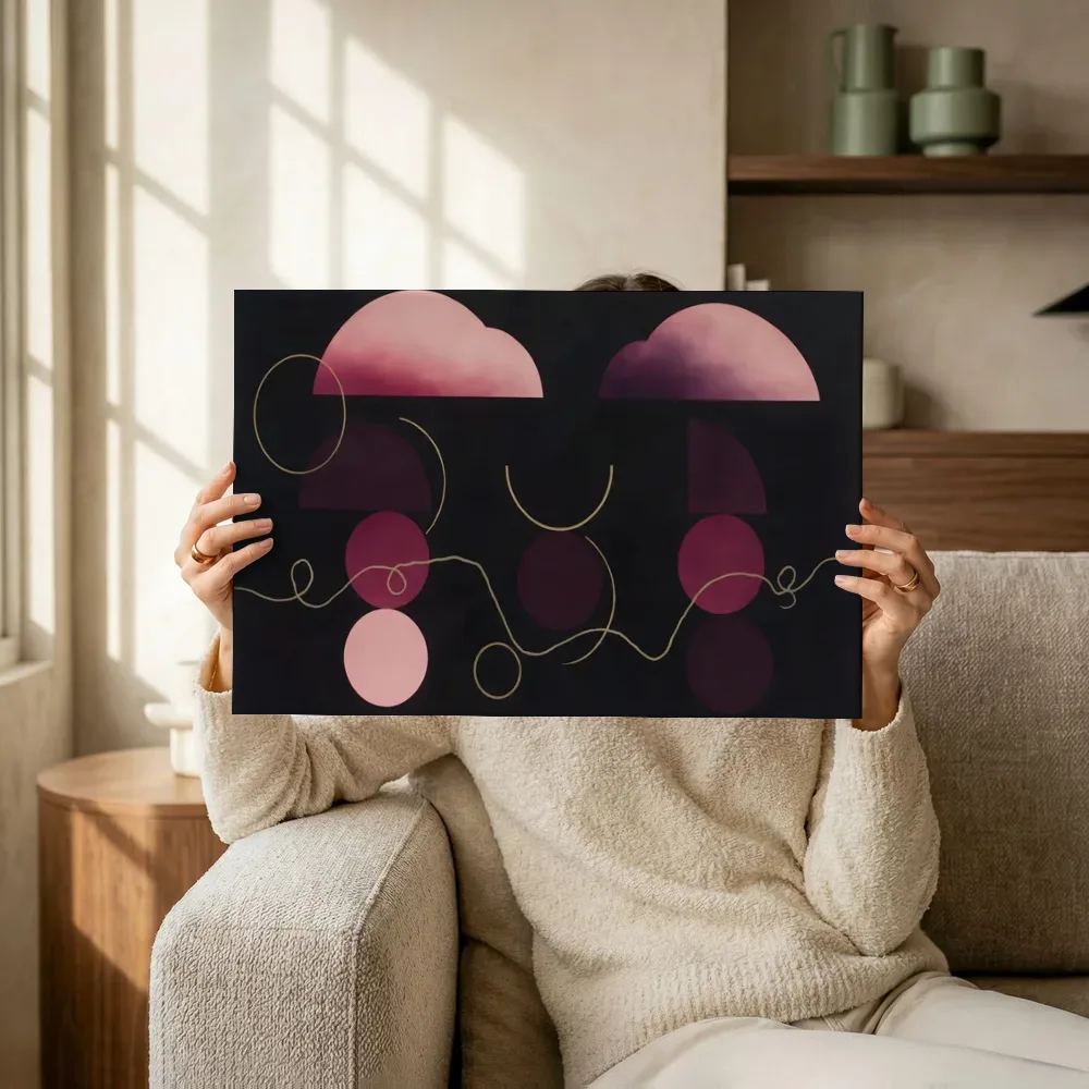 Sfeerimpressie: Totem Geometric Earth in magenta terwijl het omhoog wordt gehouden